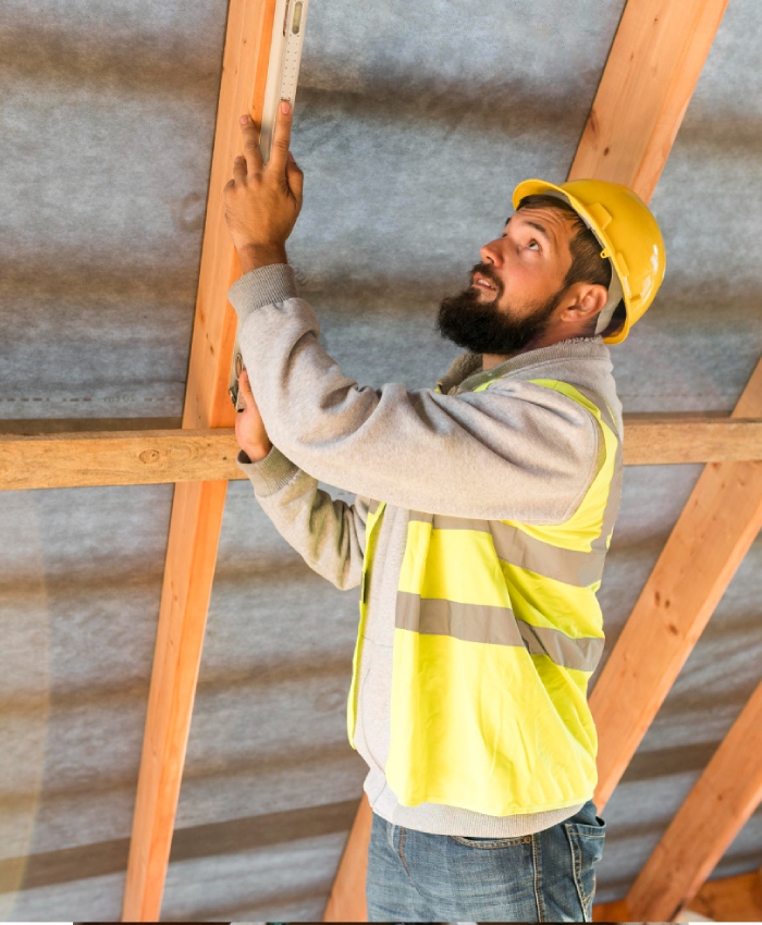 Artisan A.C.P. Filipe vérifiant la structure avant isolation des combles à Périgueux