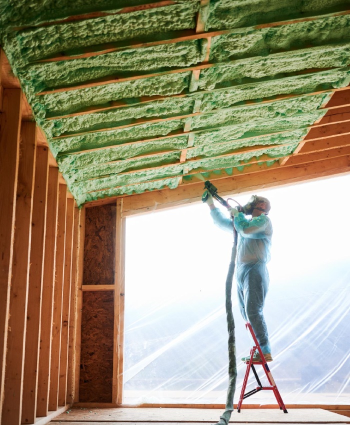 Application de mousse isolante projetée sous toiture par A.C.P. Filipe à Périgueux