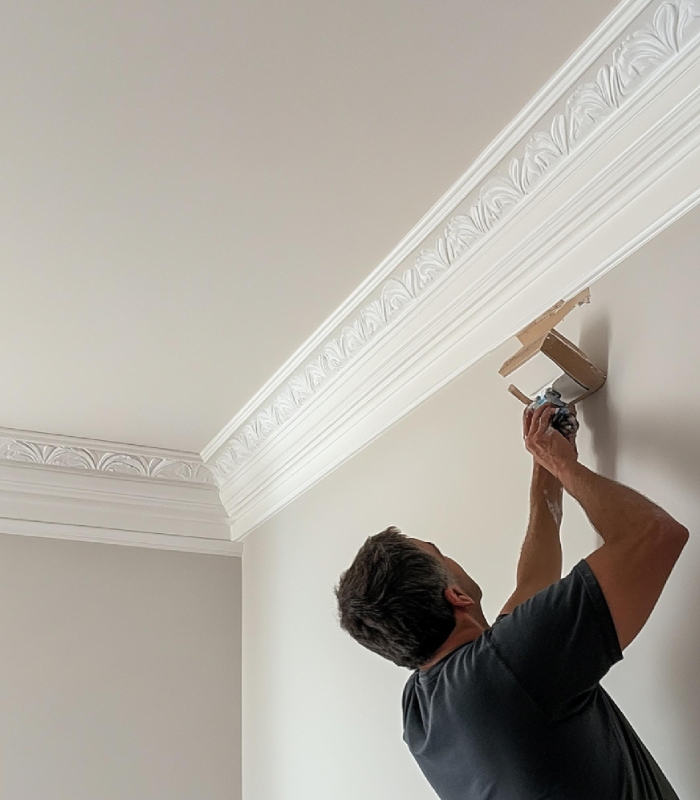 Pose de corniche en plâtre par A.C.P. Filipe, plâtrier
